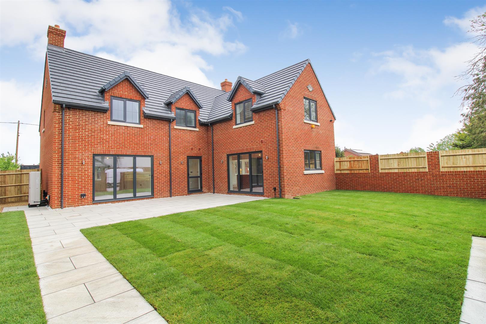 5 bed property in High Street, Bedford